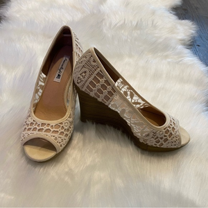 American Eagle‎ crocheted ivory peep toe wedge heels size 6